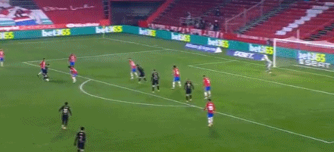 人人投三分的时代，他却靠老派的脚步和力量在大学赛场杀天翻地覆