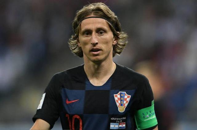 35岁哈登诈伤疑云？带伤轰29+6+6创1.8倍负荷奇迹！尼克斯防守被他三分雨浇透